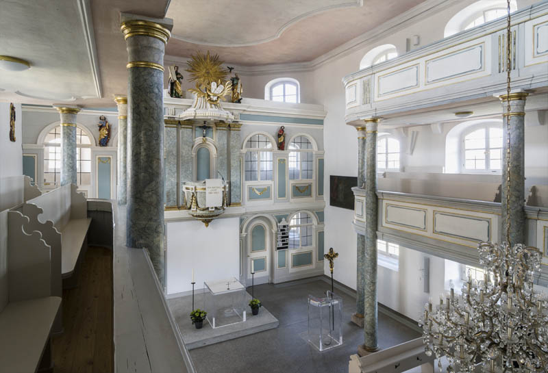 Kircheninnenraum mit Altarraum