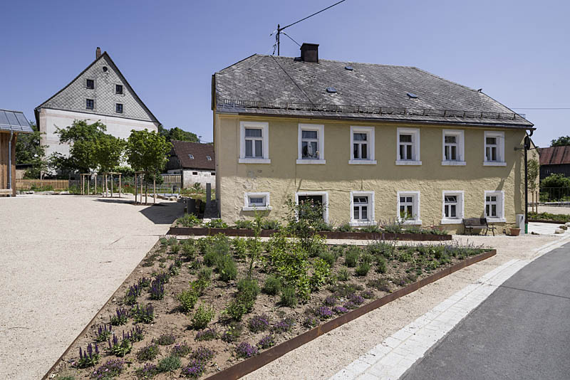 Dorfplatz mit Beeteinfassung aus Stahl