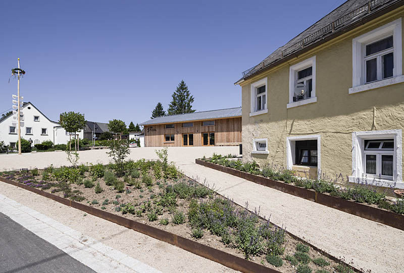 Dorfplatz mit Dorfgemeinschaftshaus in Tröstau
