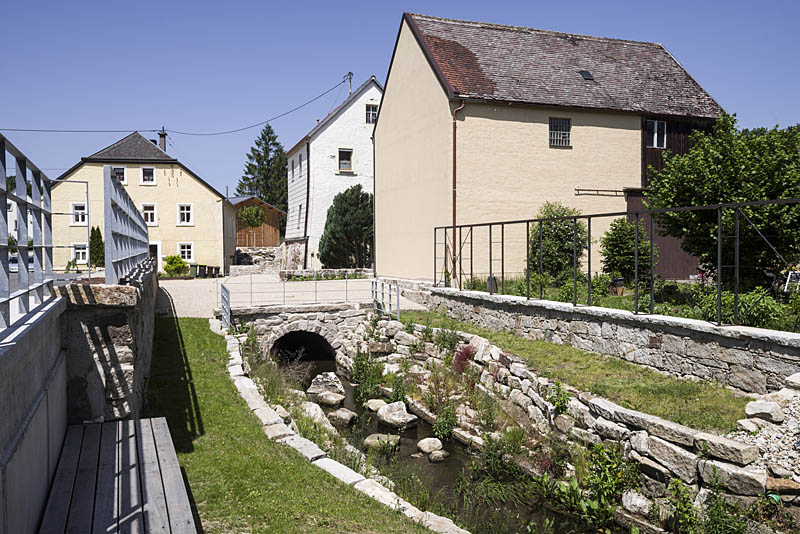 Freiflächengestaltung mit Renaturierung Bachlauf