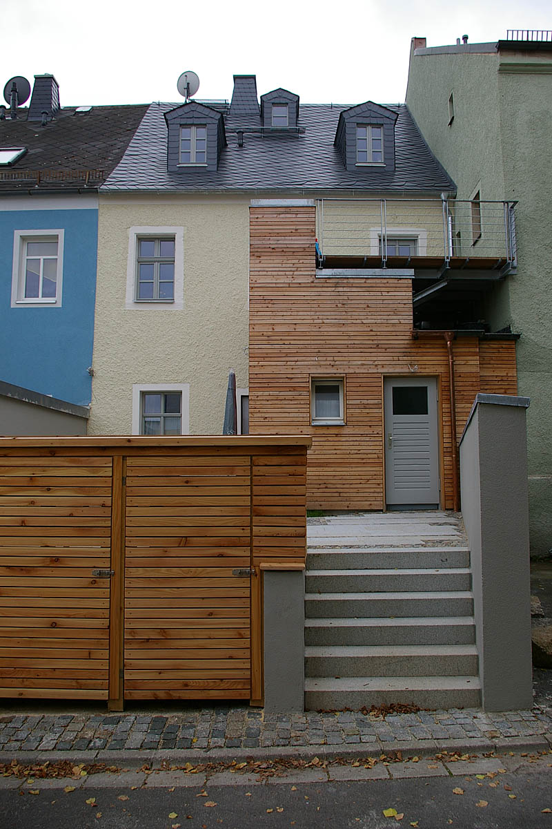 Hinterhof mit Balkon und Holzfassade