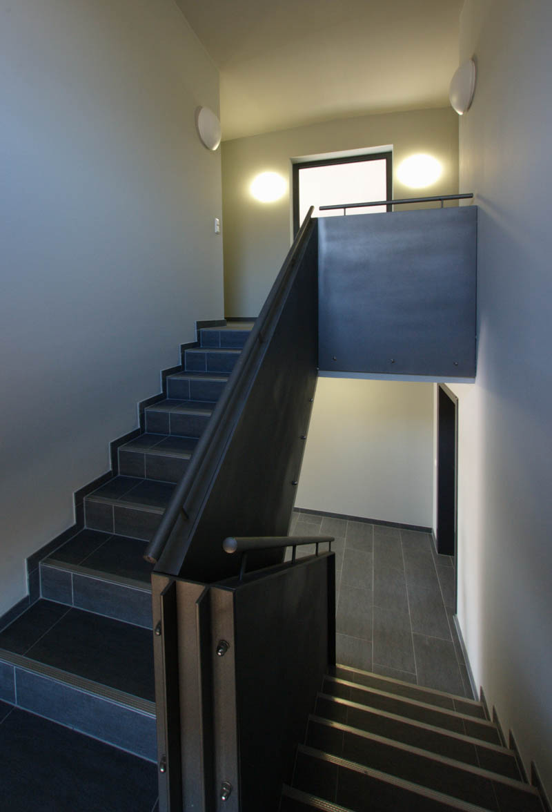Treppen Architektur in einer Fahrzeughalle